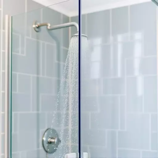 shower-glass-protectant-application-tole-640x480-95926999.jpeg